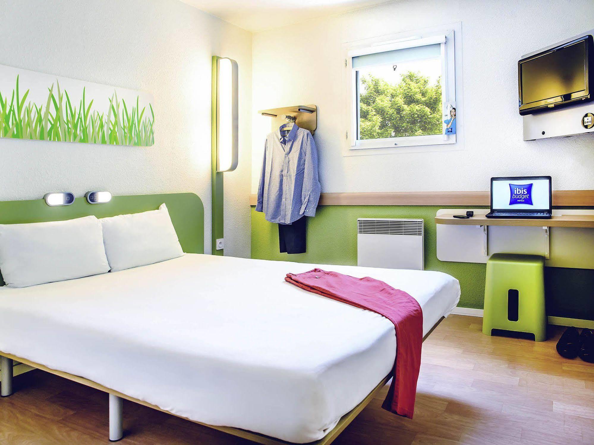Ibis Budget Valenciennes เปอติตฟอเรต์ ภายนอก รูปภาพ
